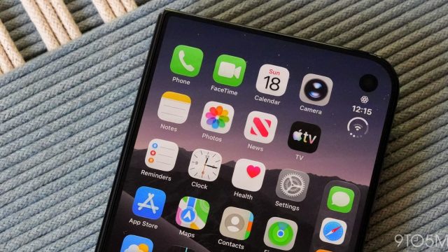 Màn hình ngoài của iPhone Duo đang hiển thị giao diện chính