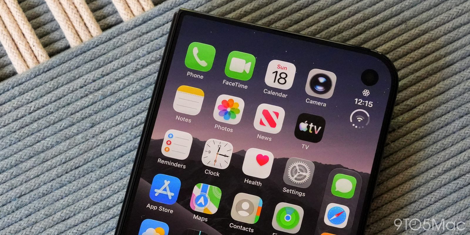 Màn hình ngoài của iPhone Duo đang hiển thị giao diện chính