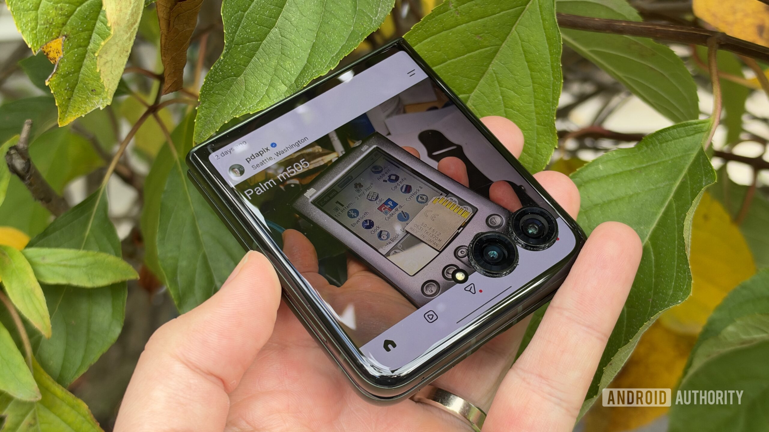 Màn hình ngoài của Razr+ 2026 hiển thị ứng dụng, cạnh hai ống kính camera
