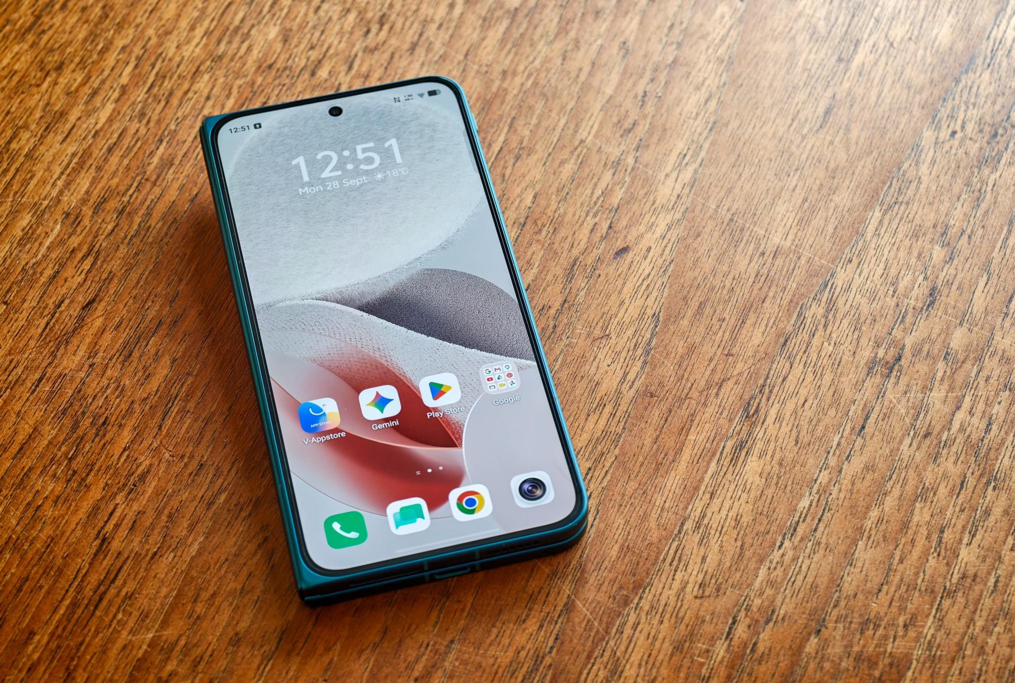 Màn hình ngoài Vivo X Fold 6 ở trạng thái gập