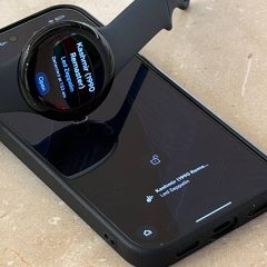 Màn hình Now On Wrist hiển thị bài hát trên đồng hồ và điện thoại