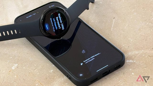 Màn hình Now On Wrist hiển thị bài hát trên đồng hồ và điện thoại