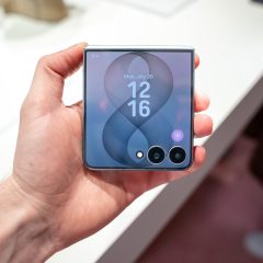 Màn hình phụ Galaxy Z Flip 8 trên tay