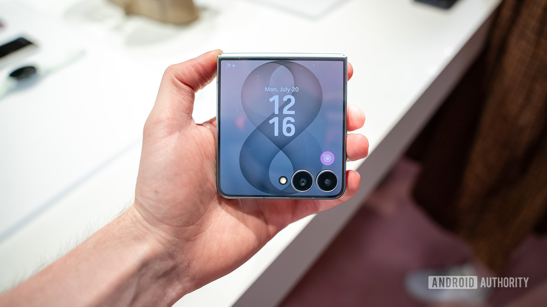 Màn hình phụ Galaxy Z Flip 8 trên tay