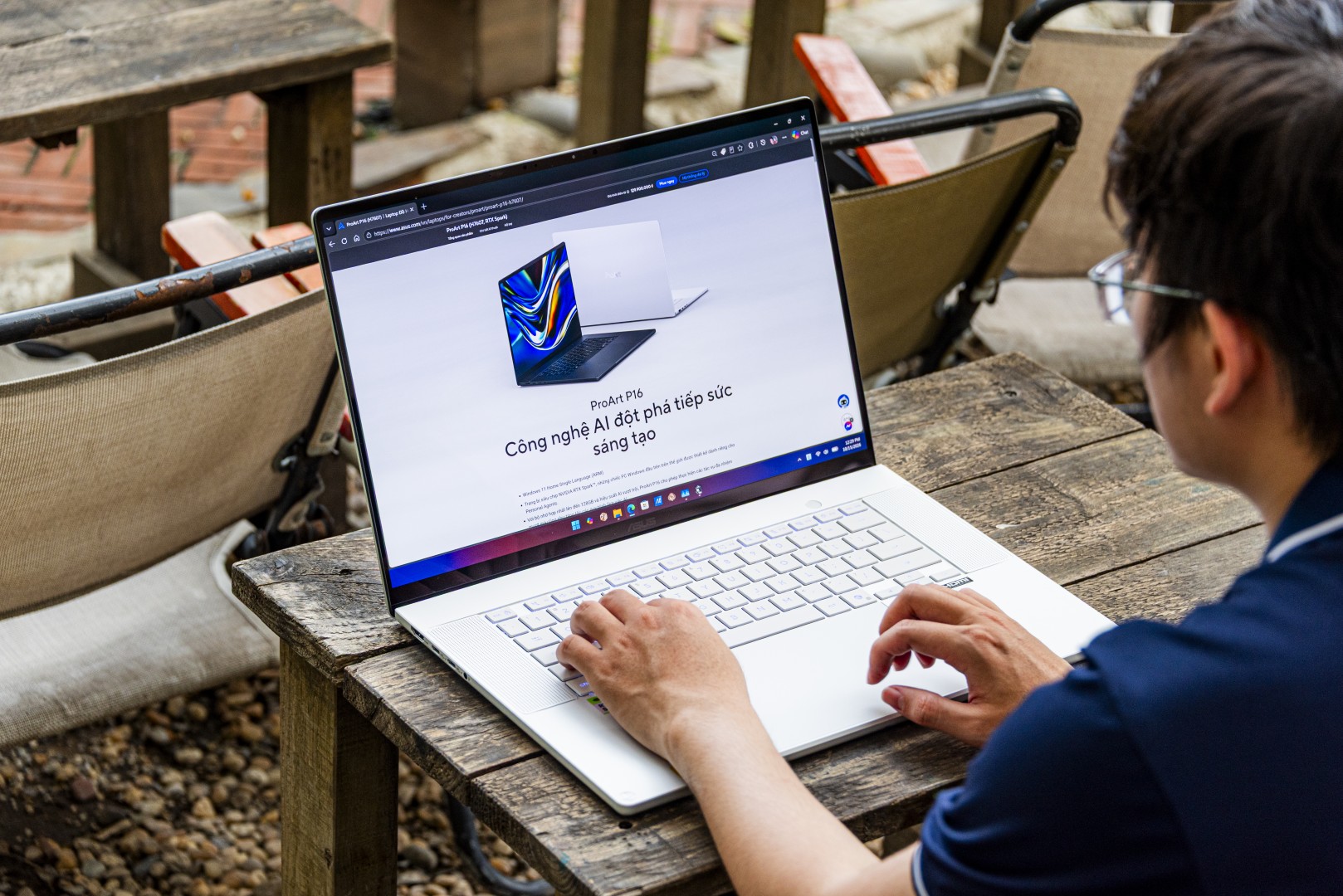 Màn hình ProArt P16 hiển thị trang web ngoài trời