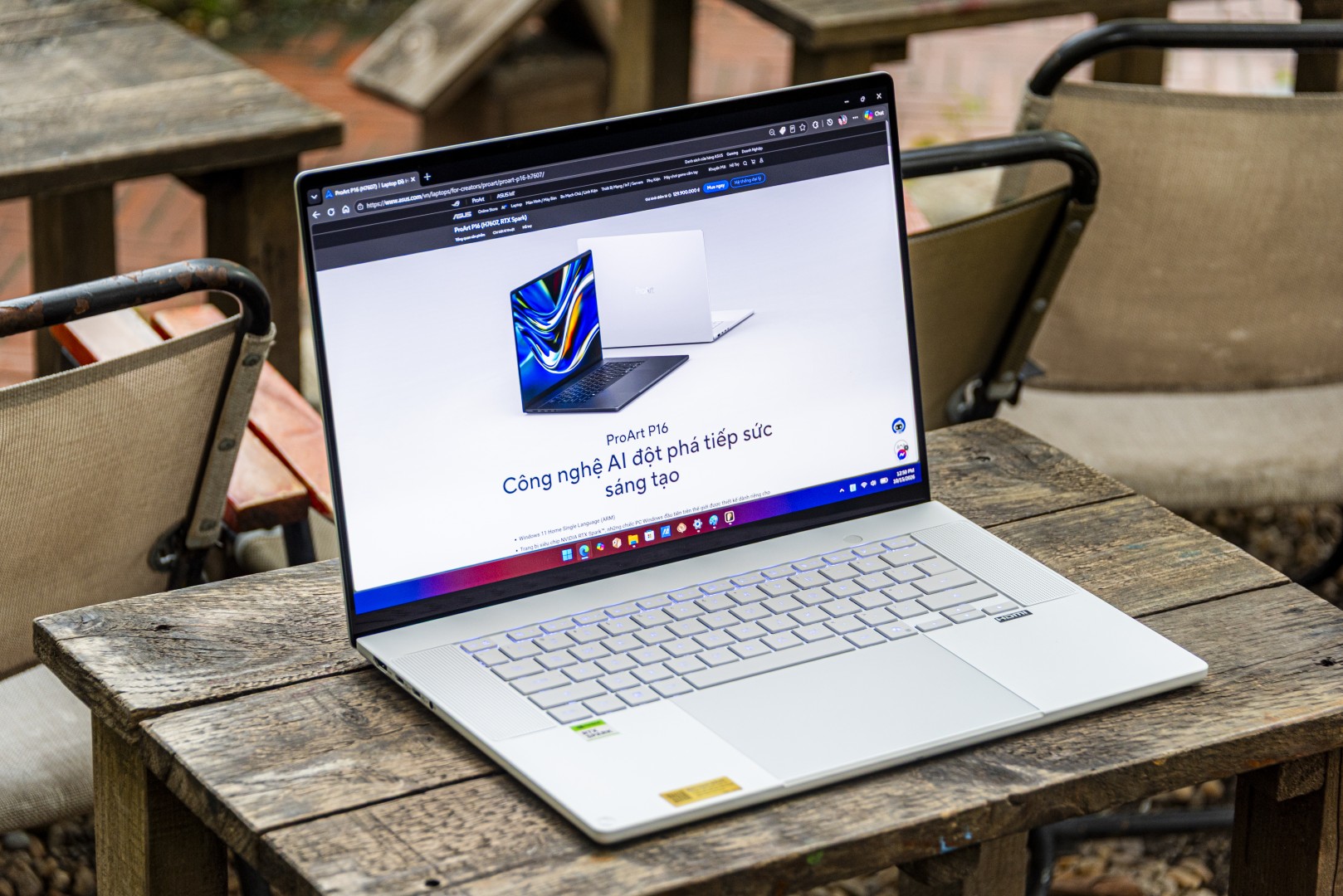 Màn hình ProArt P16 hiển thị trang web sáng