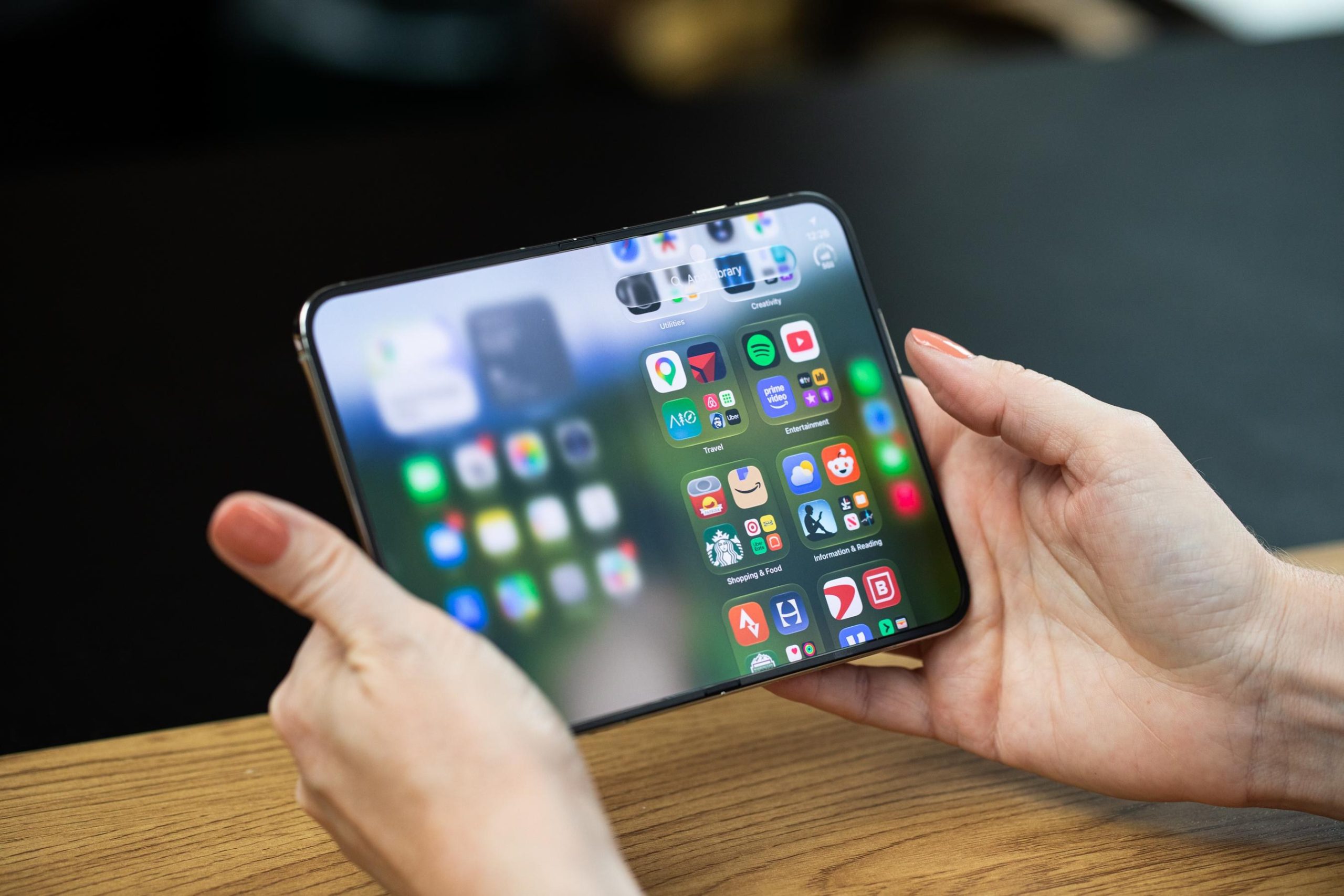 Màn hình rộng không xóa được khoảng cách thao tác từ hai cạnh, nhất là khi người dùng chuyển giữa ứng dụng. Ảnh: The Verge.