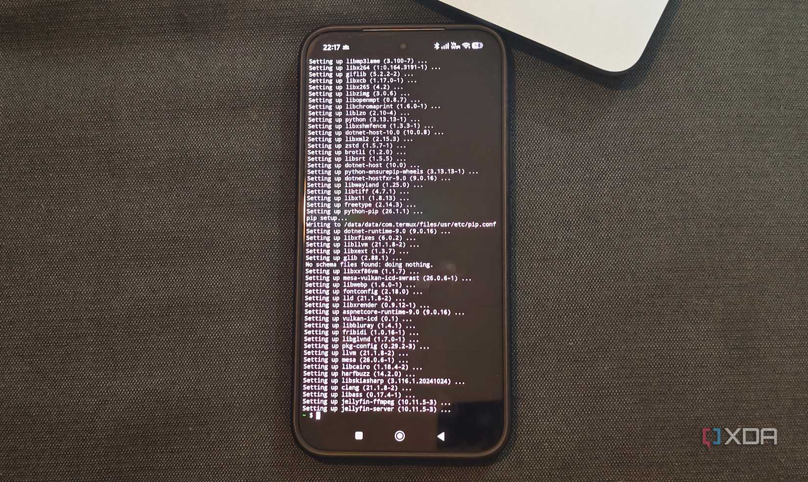Màn hình Termux hiển thị quá trình cài dịch vụ Jellyfin trên điện thoại Android.