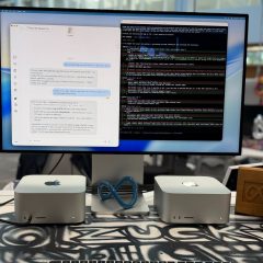 Mark Zuckerberg bên cụm hai Mac Studio đang chạy Muse Spark Open