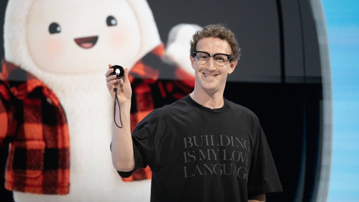 Mark Zuckerberg cầm Muse Charm tại Meta Connect