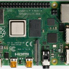 Mặt trên bo mạch Raspberry Pi 4 Model B
