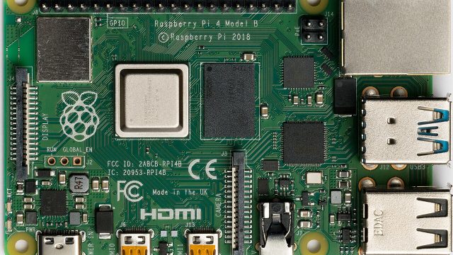 Mặt trên bo mạch Raspberry Pi 4 Model B