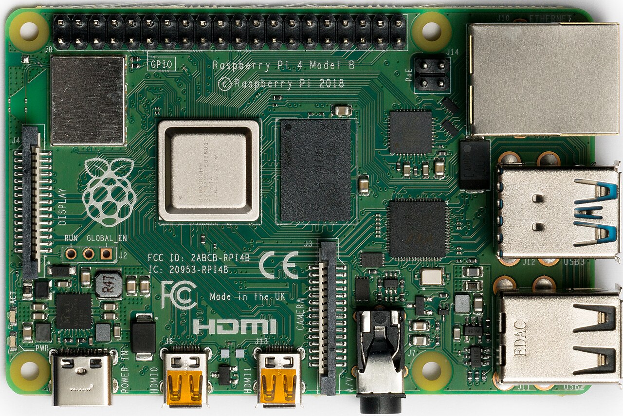 Mặt trên bo mạch Raspberry Pi 4 Model B