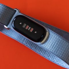 Mặt cảm biến của Fitbit Air cùng dây vải