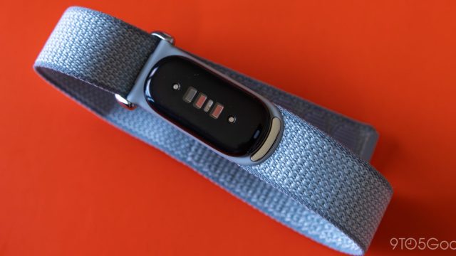 Mặt cảm biến của Fitbit Air cùng dây vải