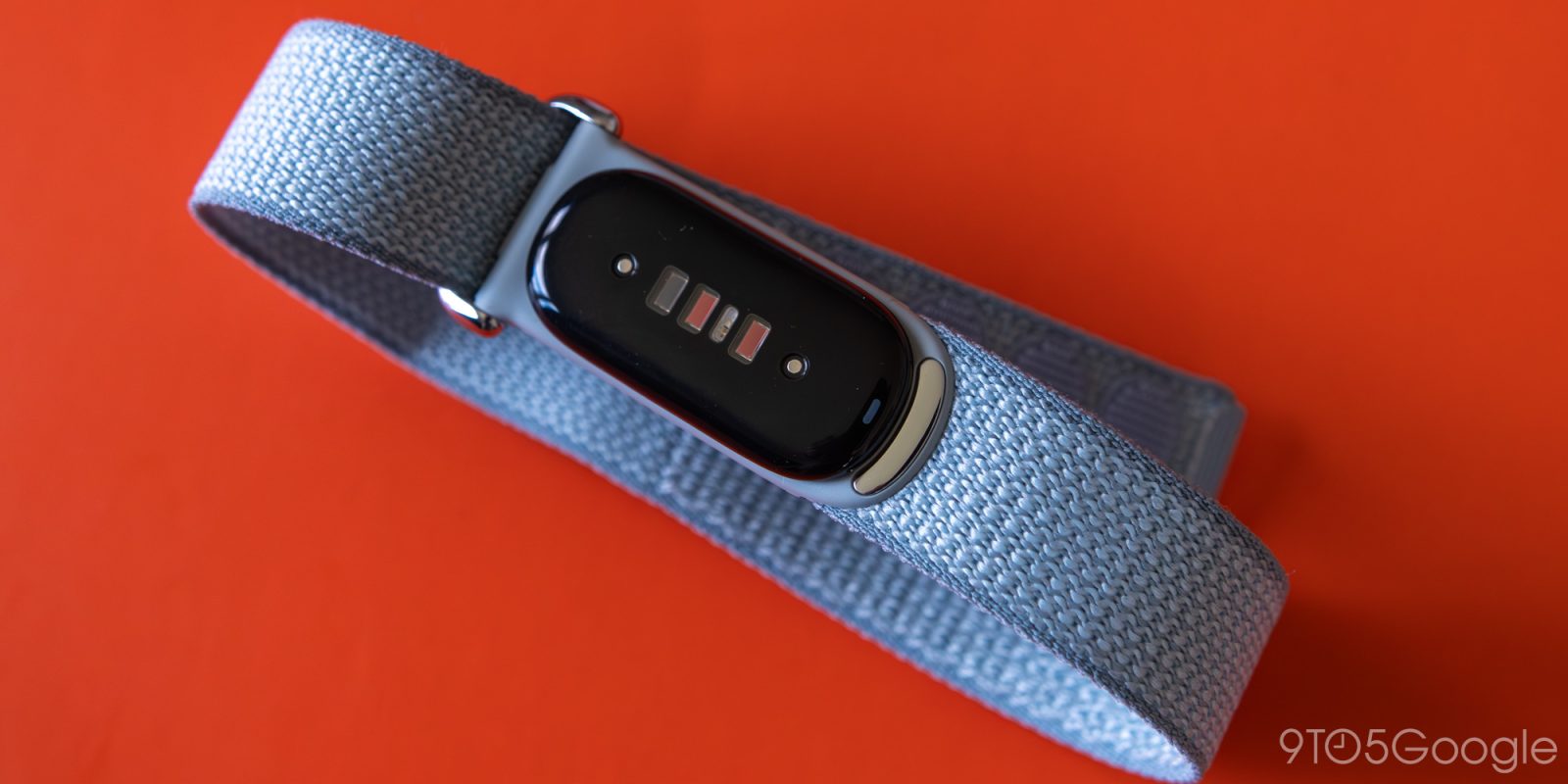Mặt cảm biến của Fitbit Air cùng dây vải