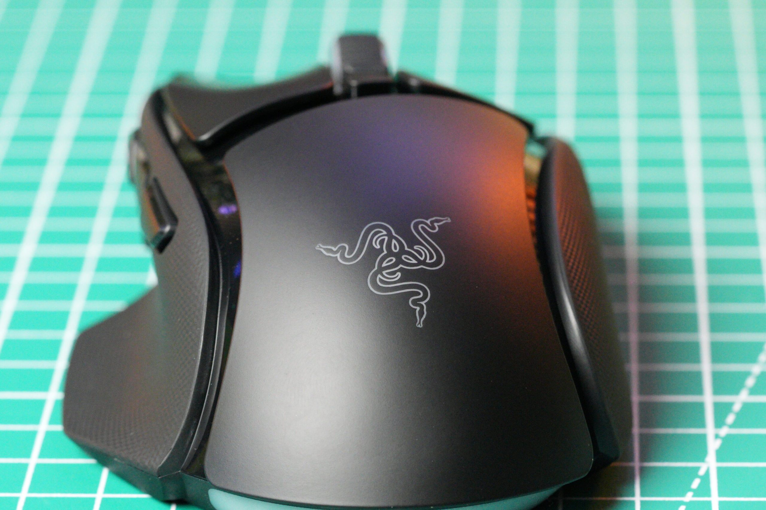 Mặt trên chuột Razer Basilisk V4 Pro màu đen