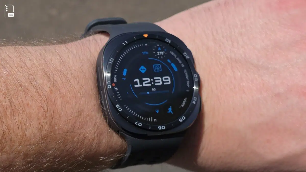 Mặt đồng hồ Galaxy Watch Ultra 2 trên cổ tay