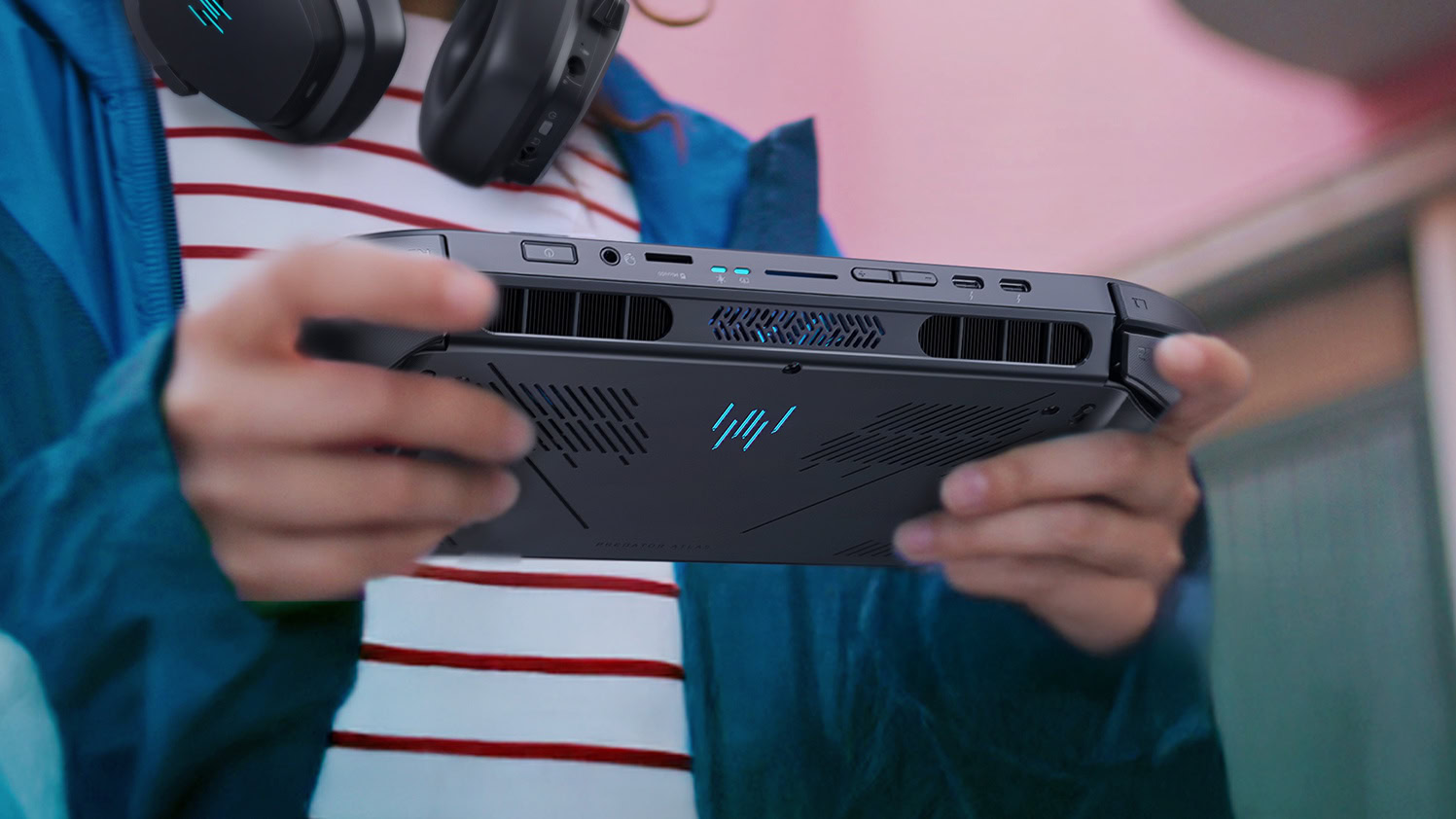 Mặt dưới Acer Predator Atlas 8 với khe thông khí và cổng kết nối