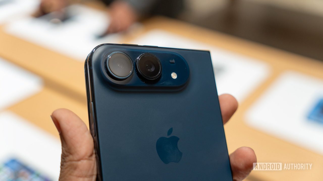Mặt lưng và cụm camera của Apple iPhone Duo
