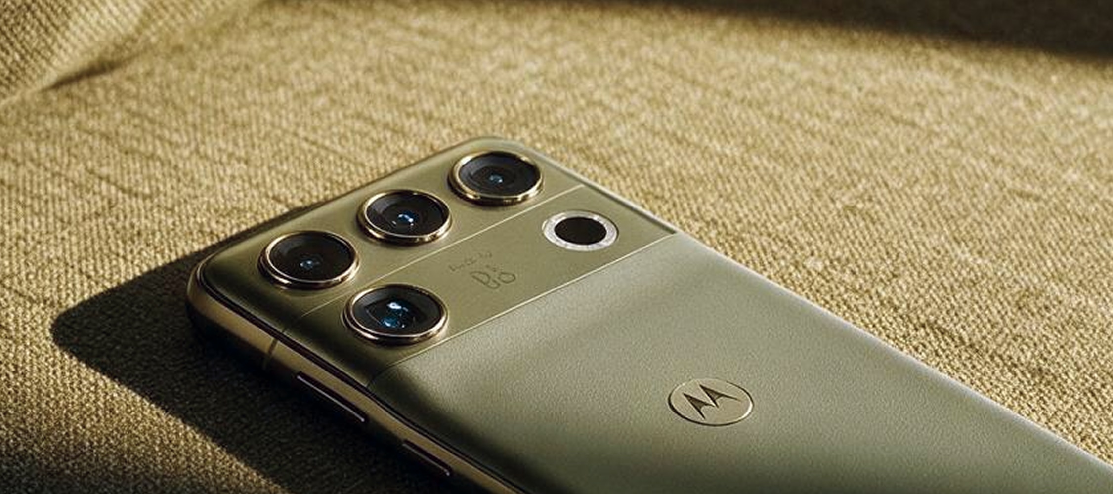 Mặt lưng và cụm camera Motorola Signature 27 màu xanh