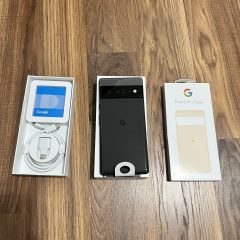 Mặt lưng Google Pixel 6 Pro cạnh hộp đựng và phụ kiện