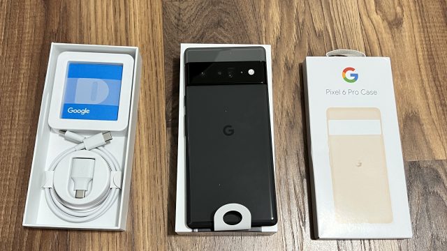 Mặt lưng Google Pixel 6 Pro cạnh hộp đựng và phụ kiện