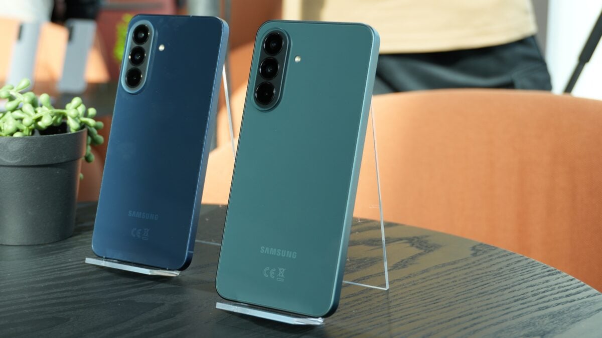 Mặt lưng hai điện thoại Samsung Galaxy A
