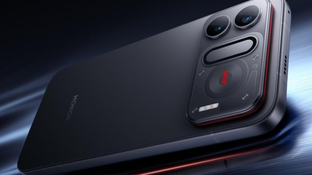 Mặt lưng Honor Win RT2 với cụm camera và quạt tản nhiệt