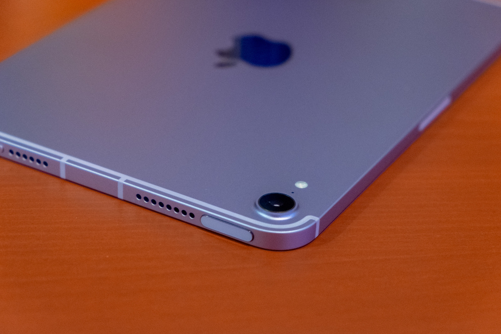 Mặt lưng iPad mini A17 Pro với camera đơn và cạnh máy