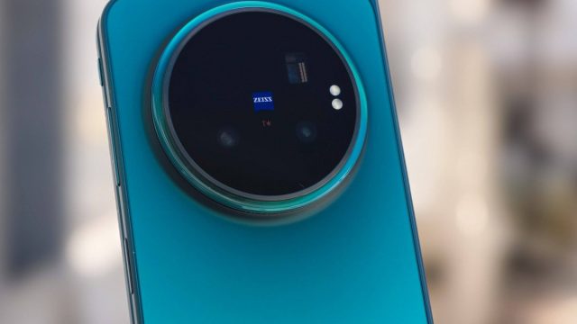 Mặt lưng kính mờ Nebula Teal của vivo X Fold6