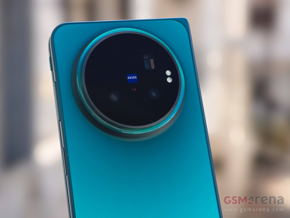 Mặt lưng kính mờ Nebula Teal của vivo X Fold6