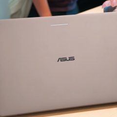 Mặt lưng laptop Asus Googlebook màu xám, logo ASUS ở giữa nắp máy