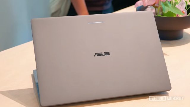 Mặt lưng laptop Asus Googlebook màu xám, logo ASUS ở giữa nắp máy