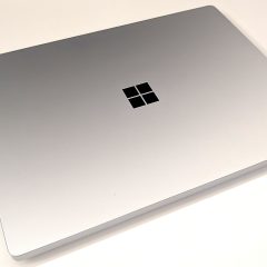 Mặt lưng laptop Microsoft Surface màu bạc với logo Windows ở giữa