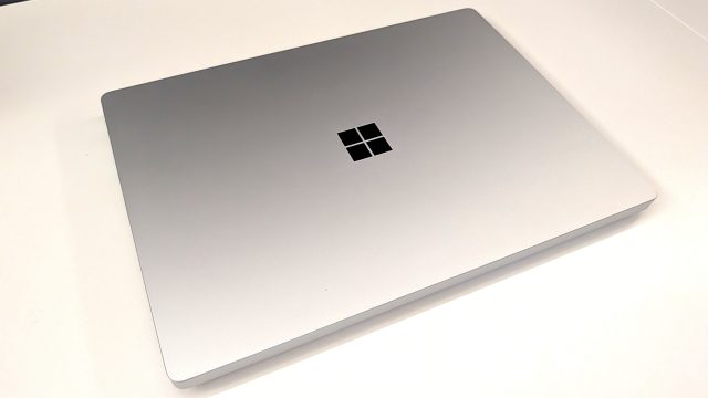 Mặt lưng laptop Microsoft Surface màu bạc với logo Windows ở giữa