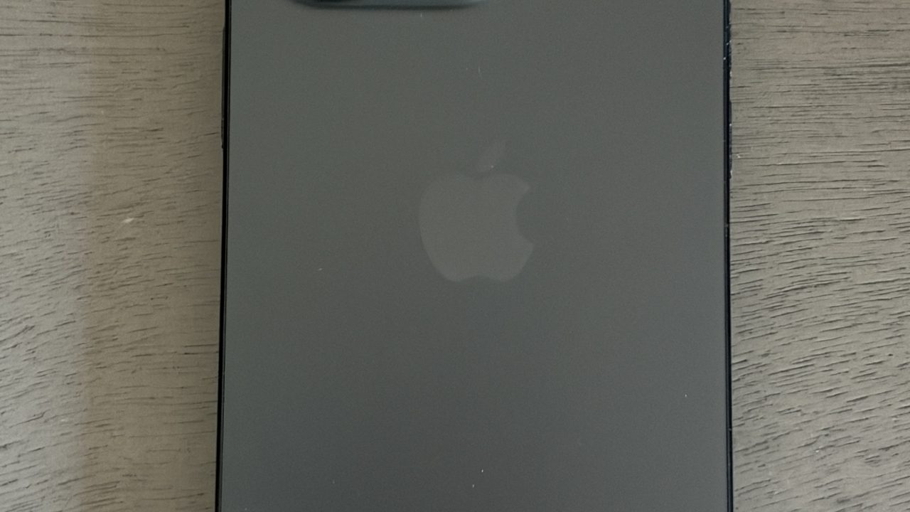 Mặt lưng màu đen của iPhone Pro chụp cận cảnh cụm camera
