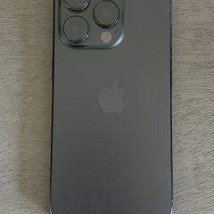 Mặt lưng màu đen của iPhone Pro chụp cận cảnh cụm camera