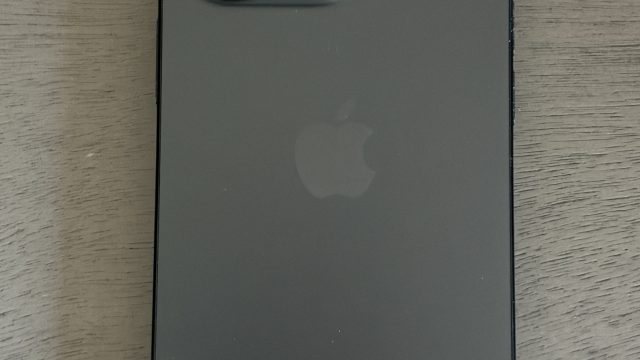 Mặt lưng màu đen của iPhone Pro chụp cận cảnh cụm camera