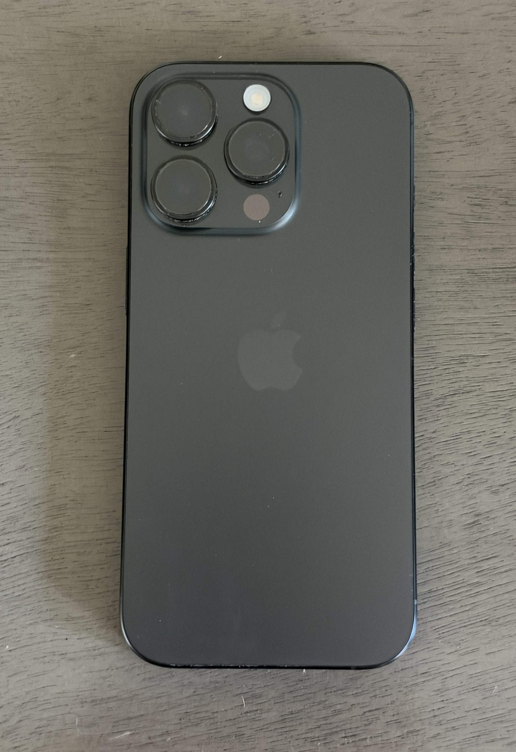 Mặt lưng màu đen của iPhone Pro chụp cận cảnh cụm camera