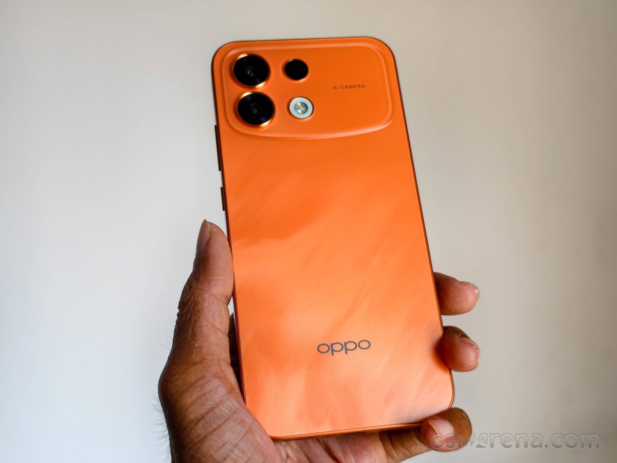 Mặt lưng Oppo F35 Pro Sunrise Orange trên tay