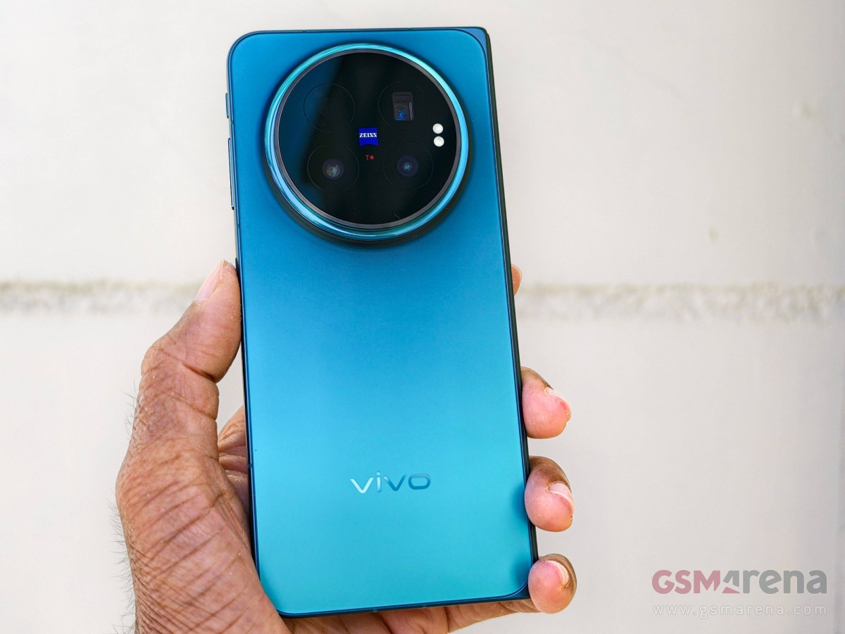 Mặt lưng phẳng trơn màu xanh mây khói vivo X Fold6 trên tay