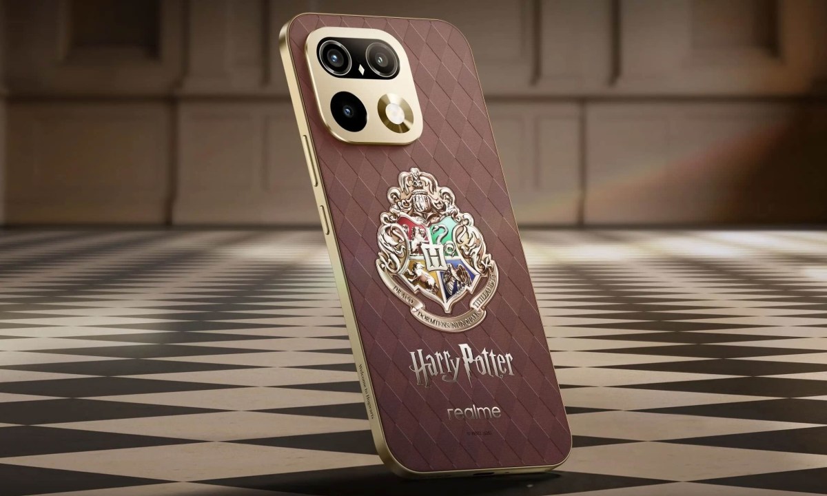 Mặt lưng Realme 16 Pro 5G Harry Potter Edition với huy hiệu đổi màu.
