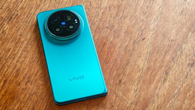 Mặt lưng Vivo X Fold 6 và cụm camera ZEISS tròn