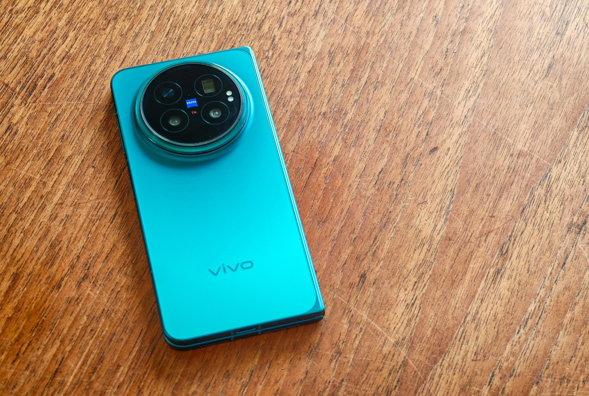 Mặt lưng Vivo X Fold 6 và cụm camera ZEISS tròn