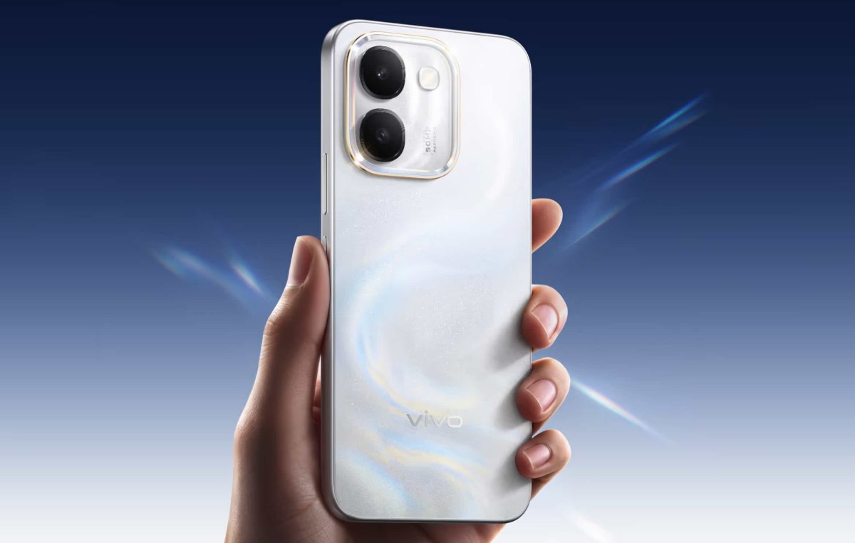 Mặt lưng vivo Y600 màu sáng với cụm camera sau