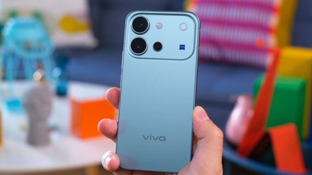 Mặt lưng xanh và cụm camera ZEISS của vivo V80
