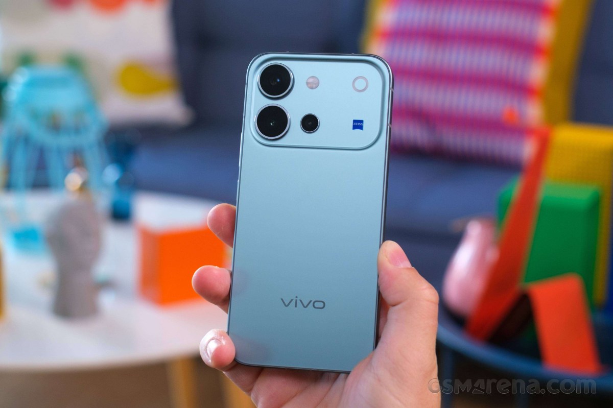 Mặt lưng xanh và cụm camera ZEISS của vivo V80