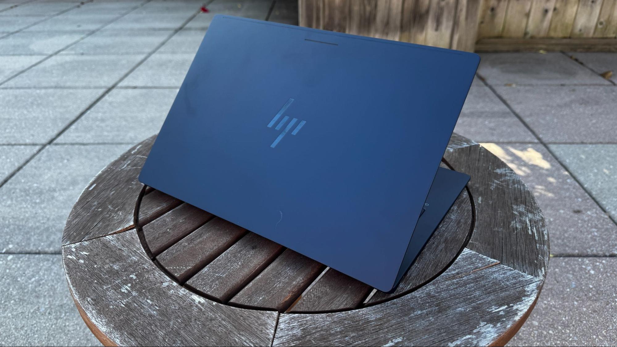 Mặt lưng xanh đậm phẳng của HP Googlebook 14 với logo HP, nhìn gần giống laptop cao cấp quen thuộc.