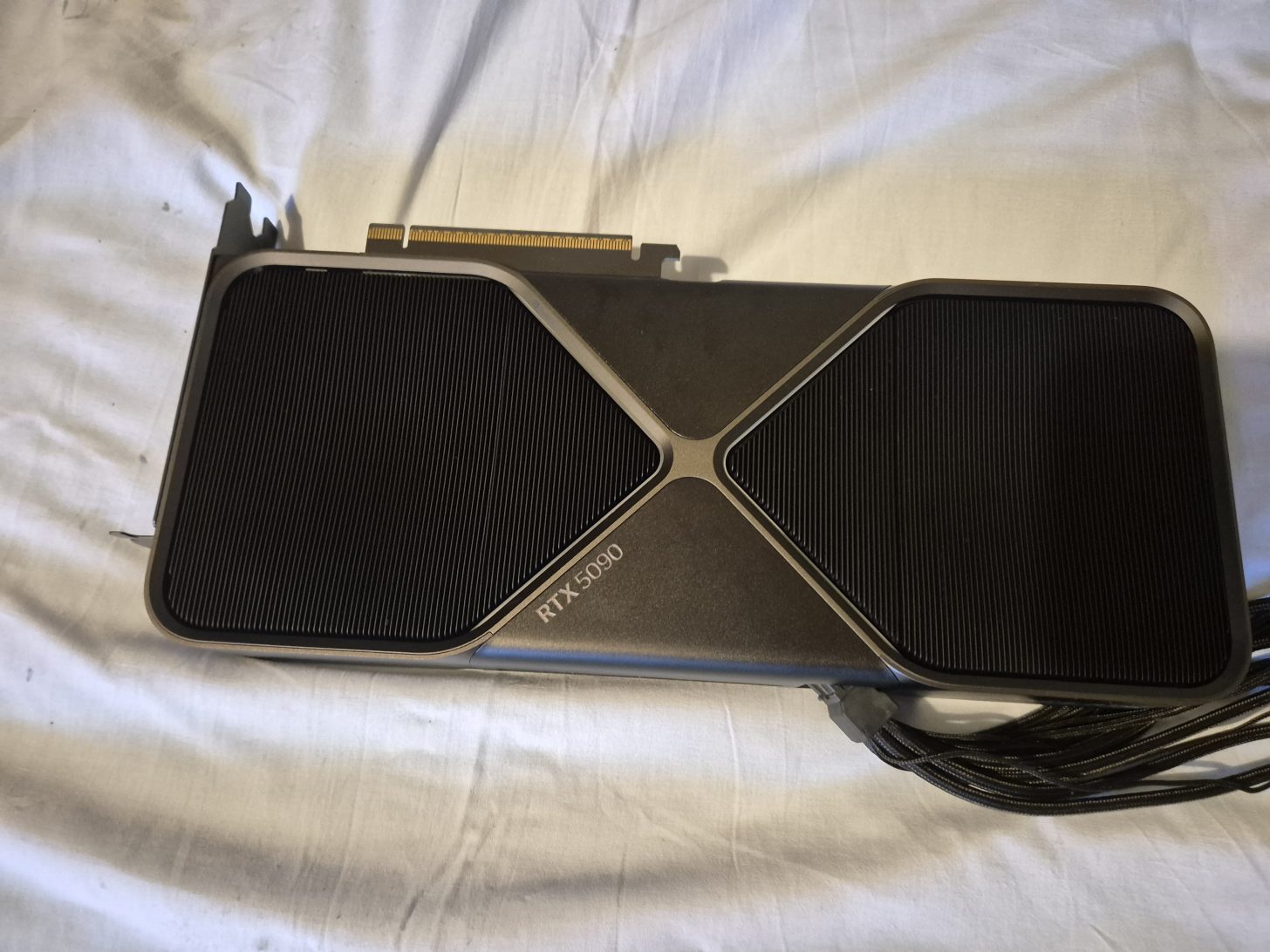Mặt sau card đồ họa NVIDIA GeForce RTX 5090 Founders Edition